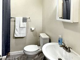 2 brs House With Fenced Yard Near the ZOO