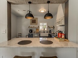 2BR Stylish Retreat in Midtown