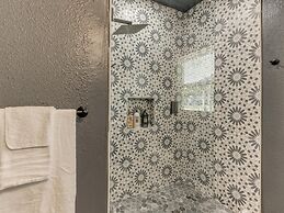 2BR Stylish Retreat in Midtown