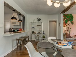 2BR Stylish Retreat in Midtown