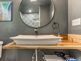 2BR Stylish Retreat in Midtown