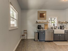 2BR Stylish Retreat in Midtown