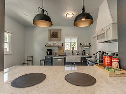2BR Stylish Retreat in Midtown