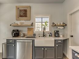 2BR Stylish Retreat in Midtown