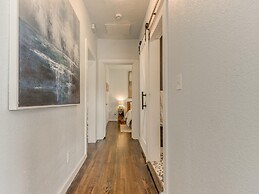2BR Stylish Retreat in Midtown