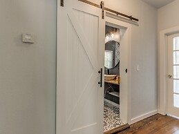 2BR Stylish Retreat in Midtown