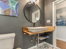 2BR Stylish Retreat in Midtown