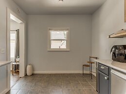 2BR Stylish Retreat in Midtown