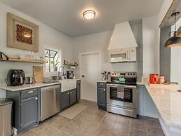 2BR Stylish Retreat in Midtown