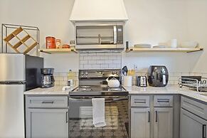 3-story 6-bedroom 4 Bathrooms 3min-asian Dist