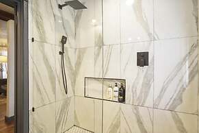 3-story 6-bedroom 4 Bathrooms 3min-asian Dist