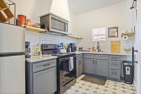 3-story 6-bedroom 4 Bathrooms 3min-asian Dist