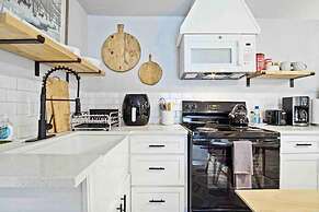 3-story 6-bedroom 4 Bathrooms 3min-asian Dist