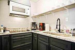 3-story 6-bedroom 4 Bathrooms 3min-asian Dist