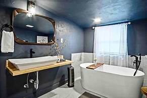 3-story 6-bedroom 4 Bathrooms 3min-asian Dist