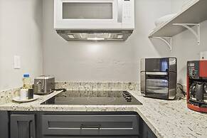 3-story 6-bedroom 4 Bathrooms 3min-asian Dist