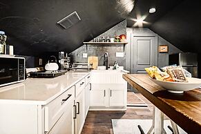 3-story 6-bedroom 4 Bathrooms 3min-asian Dist