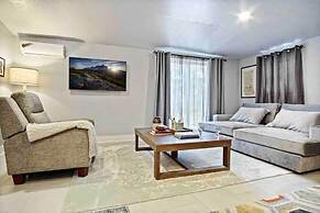 3-story 6-bedroom 4 Bathrooms 3min-asian Dist