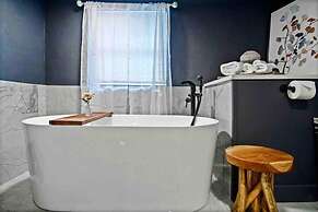 3-story 6-bedroom 4 Bathrooms 3min-asian Dist