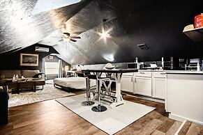 3-story 6-bedroom 4 Bathrooms 3min-asian Dist