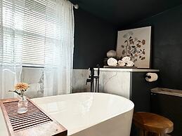 3-story 6-bedroom 4 Bathrooms 3min-asian Dist