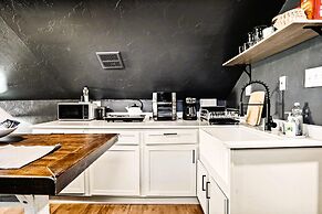 3-story 6-bedroom 4 Bathrooms 3min-asian Dist