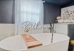 3-story 6-bedroom 4 Bathrooms 3min-asian Dist