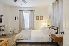 3-story 6-bedroom 4 Bathrooms 3min-asian Dist