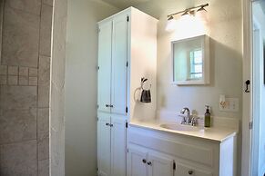 Cozy Home- Zoos Museums Fun Step From Your Door