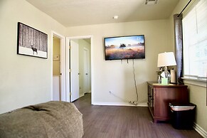 Cozy Home- Zoos Museums Fun Step From Your Door