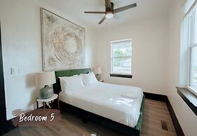 Cozy 6BR Home Near Plaza Dist -sleeps 15