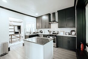 Cozy 6BR Home Near Plaza Dist -sleeps 15