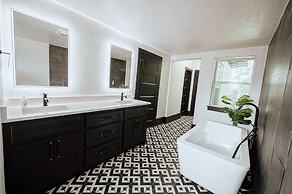 Cozy 6BR Home Near Plaza Dist -sleeps 15