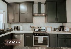 Cozy 6BR Home Near Plaza Dist -sleeps 15