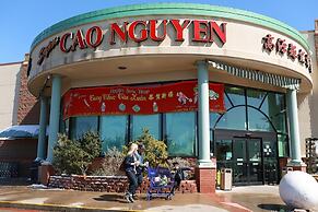 Comfy House With Fenced Yard I Step to Plaza Dist