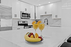 Pompano Gem 1 mi to Beach 12 Pickleball Courts