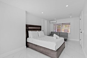 Pompano Gem 1 mi to Beach 12 Pickleball Courts