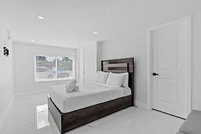 Pompano Gem 1 mi to Beach 12 Pickleball Courts