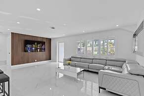 Pompano Gem 1 mi to Beach 12 Pickleball Courts