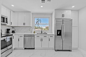 Pompano Gem 1 mi to Beach 12 Pickleball Courts