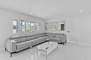 Pompano Gem 1 mi to Beach 12 Pickleball Courts