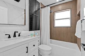 Pompano Gem 1 mi to Beach 12 Pickleball Courts