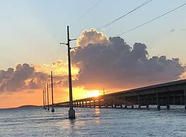 2 Beautiful 4 Bed 3 Bath Pool Home w Free Dock