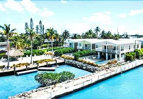 1 Beautiful 4 Bed 3 Bath Pool Home w Free Dock