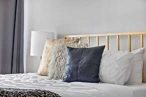 City and Bay View Condo - Walk to Science Museum