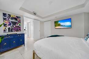 City and Bay View Condo - Walk to Science Museum