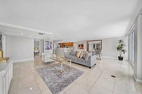 City and Bay View Condo - Walk to Science Museum