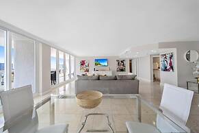 City and Bay View Condo - Walk to Science Museum