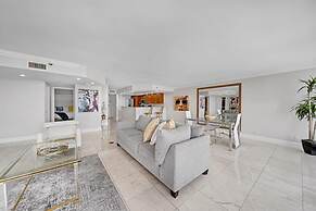 City and Bay View Condo - Walk to Science Museum