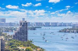 City and Bay View Condo - Walk to Science Museum